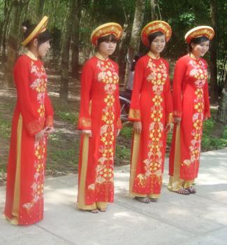 Áo dài Hồng Ngọc 1