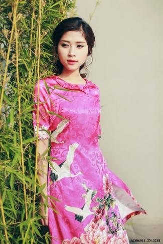Áo dài hồng cách tân chất liệu gấm pha tơ họa tiết Á Đông